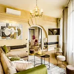 Luxury 6 Bedroom 5 bathroom Palace Apartment - Louvre View