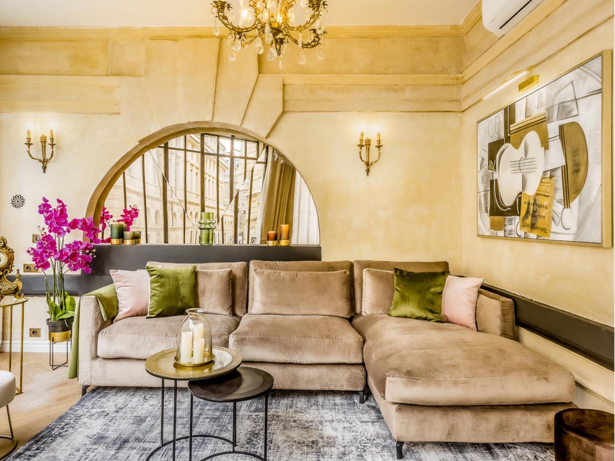 Luxury 6 Bedroom 5 Bathroom Palace - Louvre View *