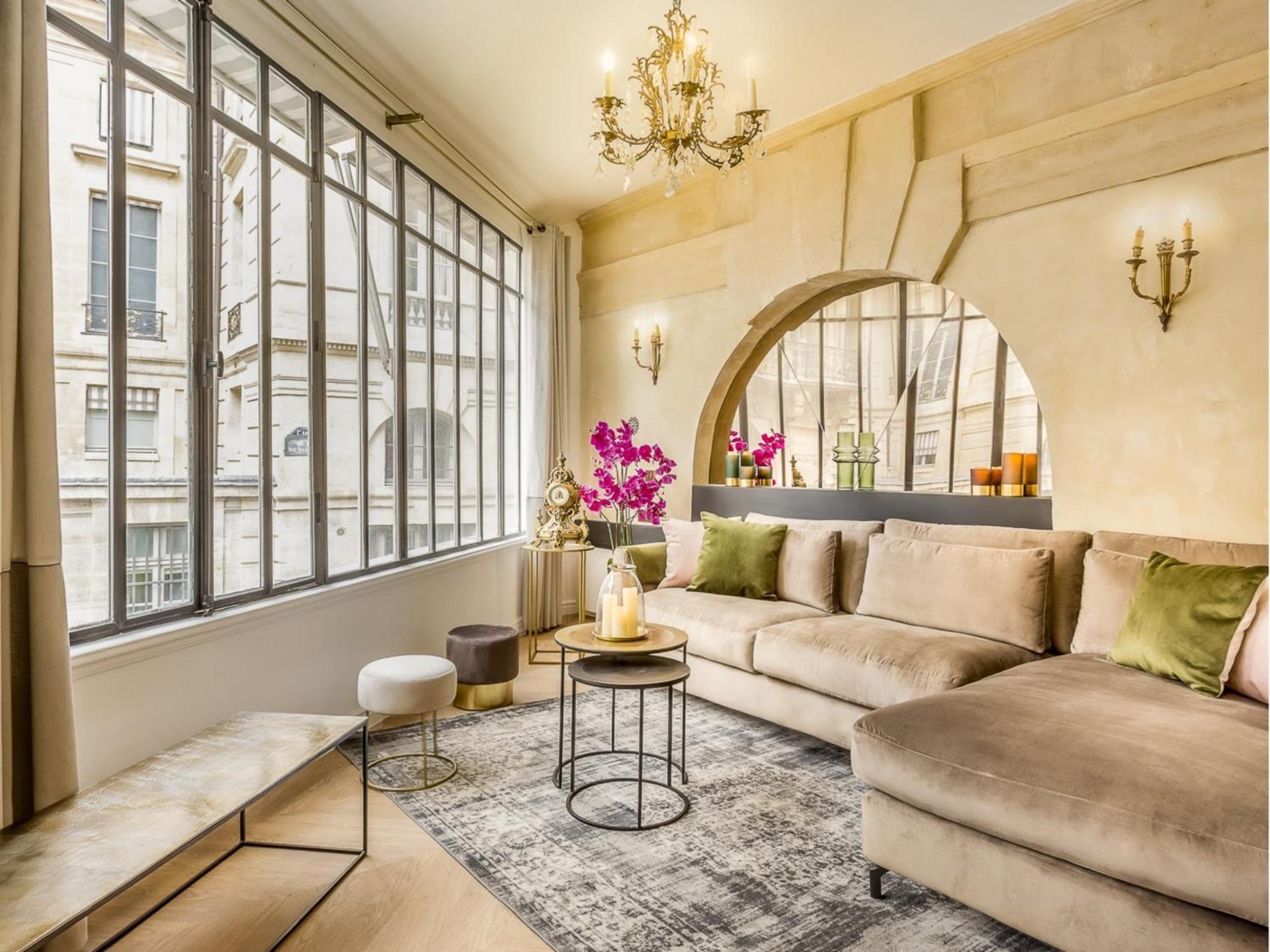 Luxury 6 Bedroom 5 Bathroom Palace - Louvre View *
